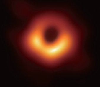 藉由全球著名天文台的通力合作，終於讓鬼魅般的黑洞現出了蹤跡