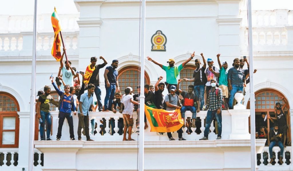 斯里蘭卡抗議群眾揮舞國旗，闖進總理官邸要求威克瑞米辛赫下台。圖／美聯社