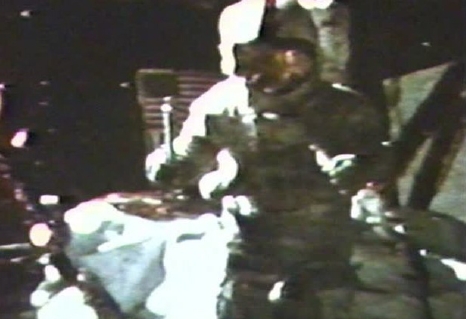 阿波羅15號的太空人在月球上同時丟下鐵鎚和羽毛的珍貴畫面。圖／維基百科