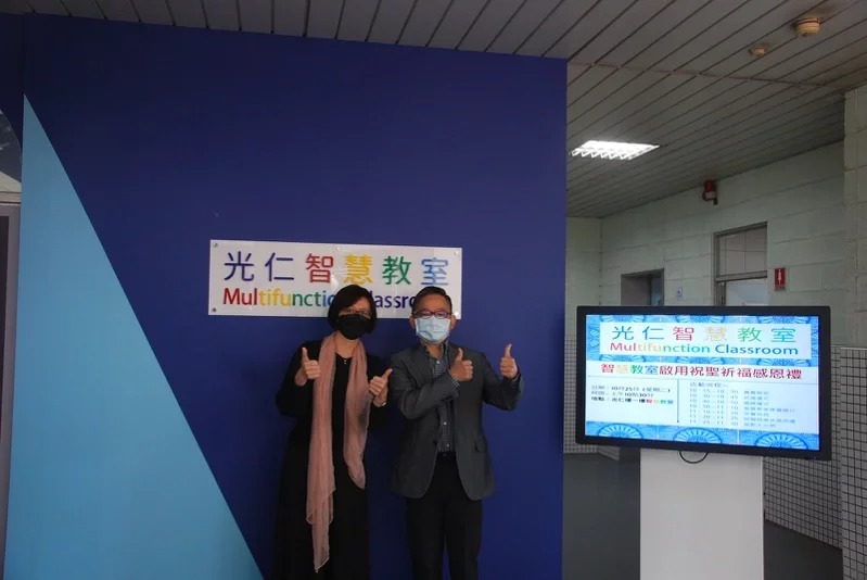 光仁中學校長陳盈盈（左）與校友孔令剛共同為智慧教室揭牌。圖／光仁中學提供