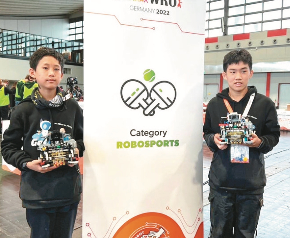溪南國中學生去年參加國際奧林匹亞機器人大賽，在-「機器人運動」項目獲得世界冠軍。圖／溪南國中提供