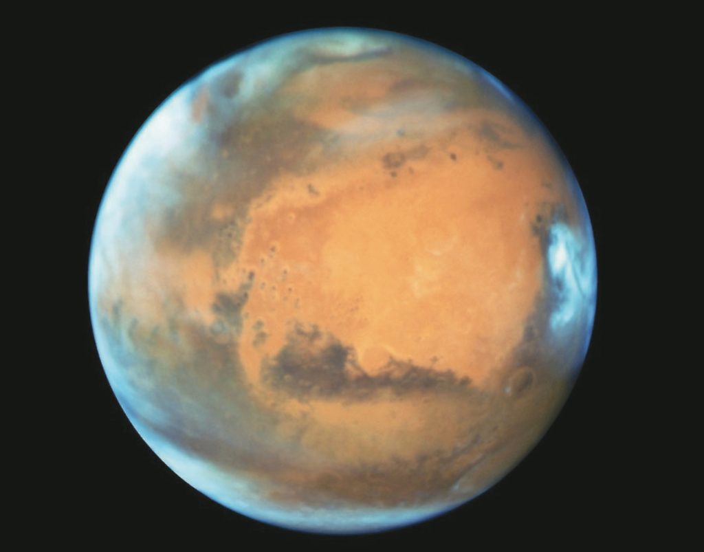 紅色火星是表面富含氧化鐵的塵土飛揚到空中造成的。圖／路透