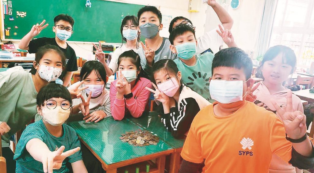 高雄信義國小5年6班的孩子接棒認養，幫助越南的小梅上學。圖／楊幸蓉提供