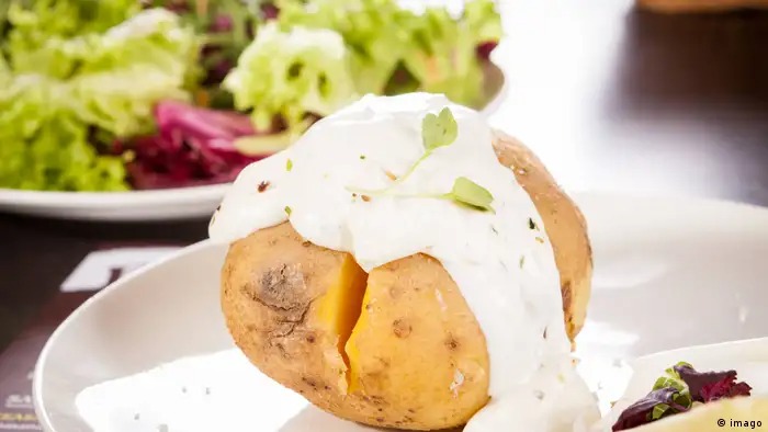 烤馬鈴薯的製作方法簡易、快速，成為德國人盛夏必吃餐點。圖／德國之聲