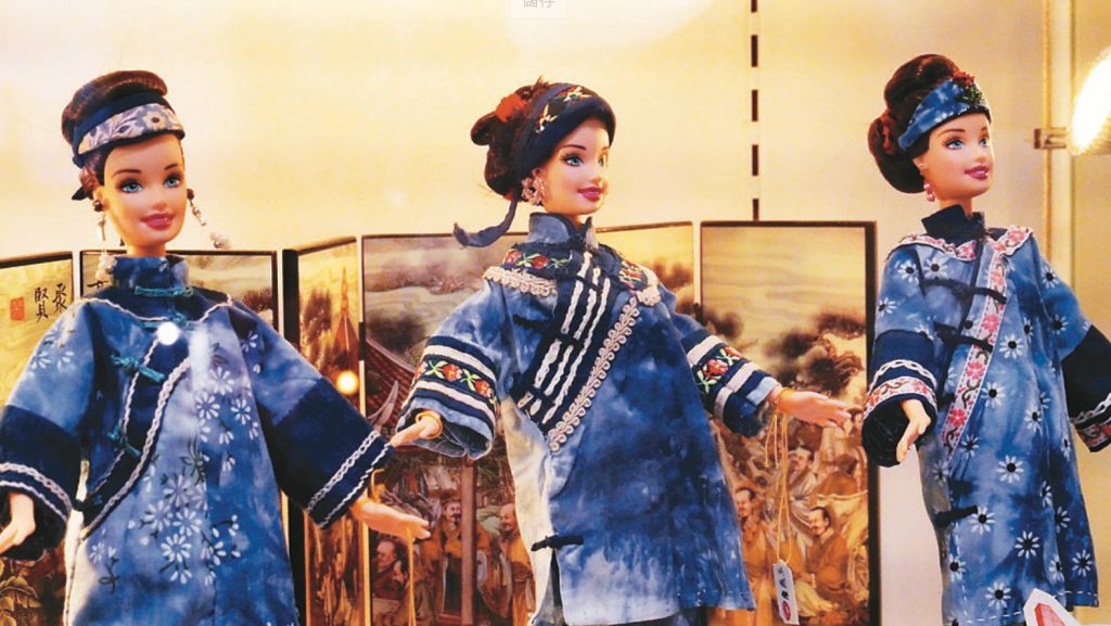 美寧工作坊創作台灣傳統服飾，包括原住民、客家、閩南服飾。圖／記者劉懿萱