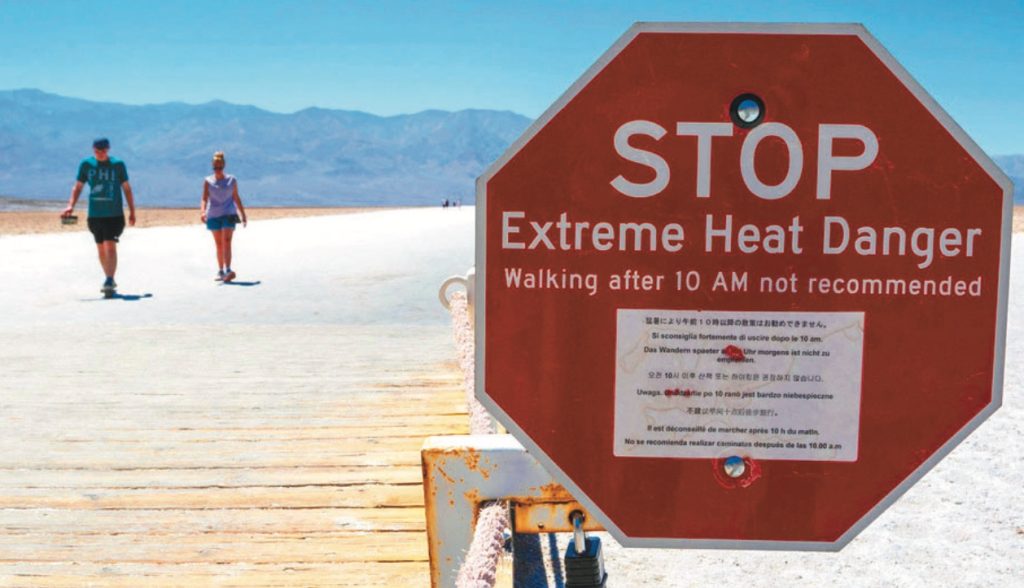 死亡谷國家公園設立以多國語言書寫，提醒民眾注意極端高溫的標語牌。圖／美聯社