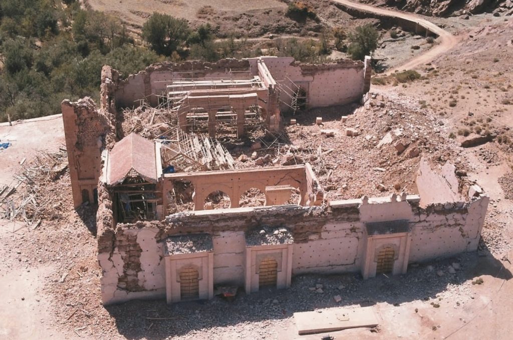 廷馬爾清真寺不敵強震，部分建築結構損毀。圖／路透