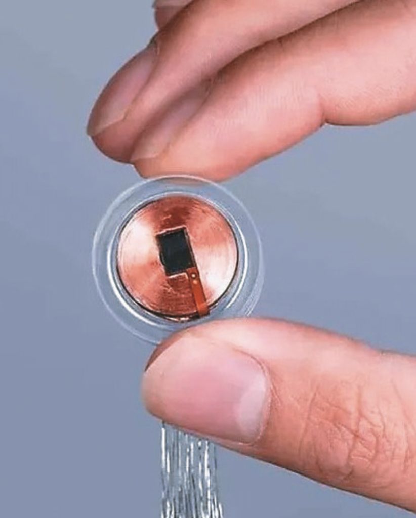 名為Link的晶片，大小約和5枚堆疊的硬幣雷同，重點是在幫助癱瘓患者恢復行動能力。圖／Neuralink
