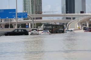 一日降下一年雨量 杜拜機場變滑水道