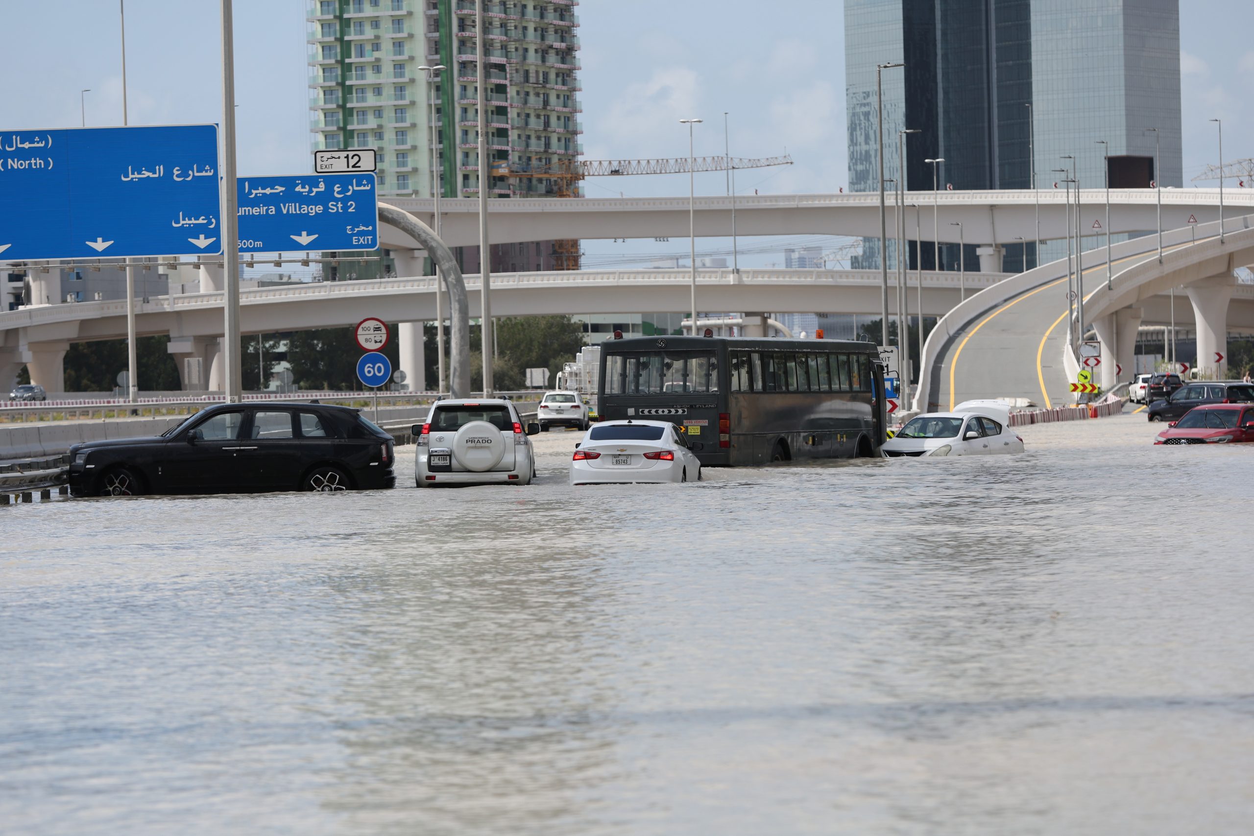 一日降下一年雨量 杜拜機場變滑水道