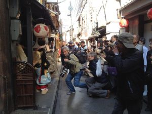 遊客擠爆日本 造成觀光公害